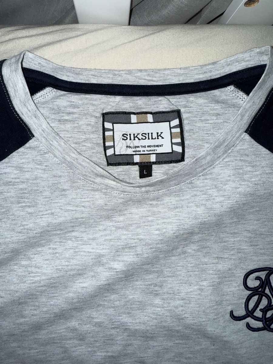 Siksilk T-shirt: T-shirt Siksilk Gris taille L – Nuovo (secondo la descrizione) da Villaz-St-Pierre venduto da dav_w66n 1