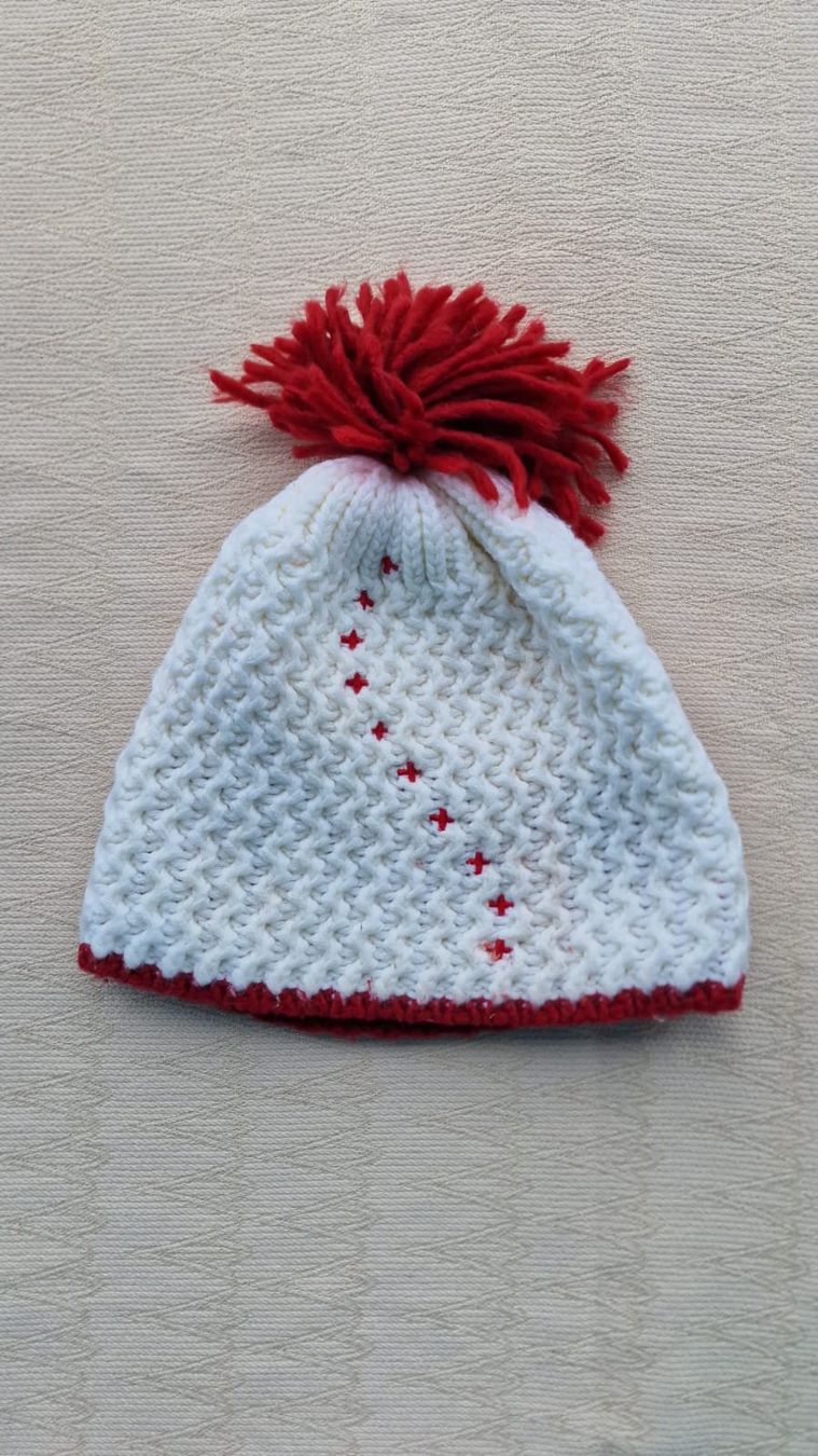 Copricapi, berretti & cappellini: Weiss-Rote Beanie mit Bommel Warm, sportlich & winterready – Usato da Zumikon venduto da pat_m55d 1