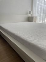 Bett mit neuwertiger Matratze (160x200)