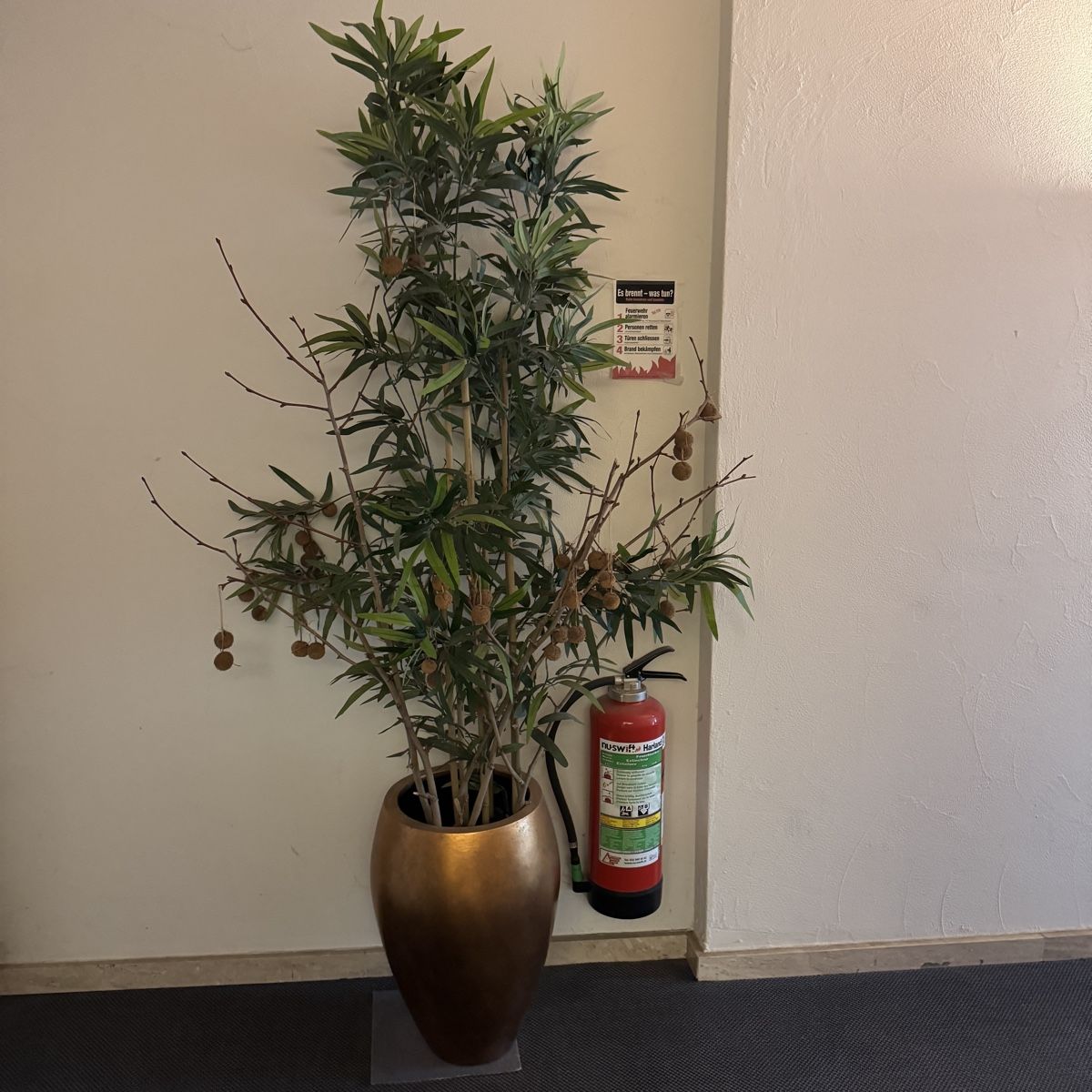 Alle Dekorationen: Deko Vase mit künstlicher Pflanze – Gebraucht aus Basel von sch_9g6x 1