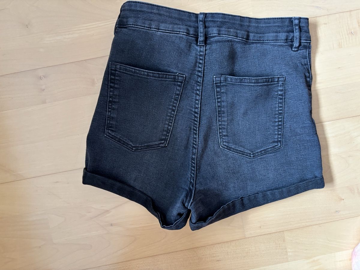 H&M Pantaloni: Kurze Hose schwarz 38 – Usato da Kesswil venduto da Branca-01 2