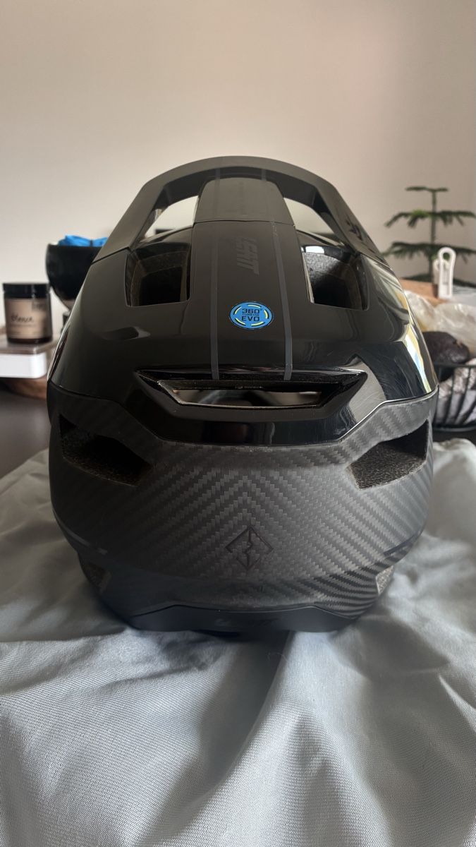 Leatt Caschi: Leatt Gravity 5.0 Carbon super light  – Usato da Locarno venduto da CG1114 1
