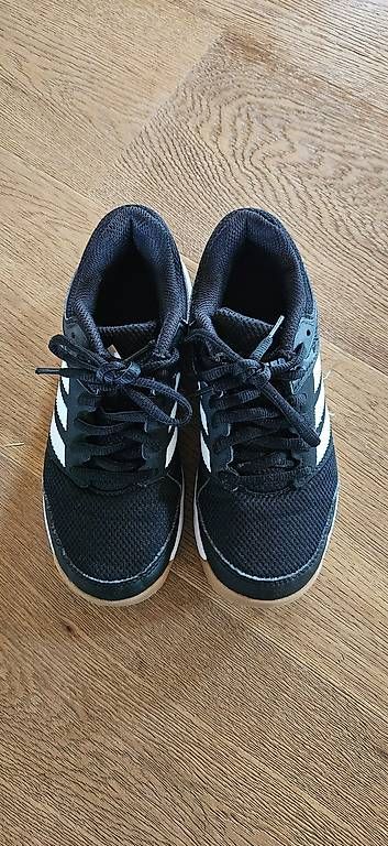 Scarpe per ragazzi: Hallenschuhe Adidas Grösse 34 – Usato da Einsiedeln venduto da schneerakete