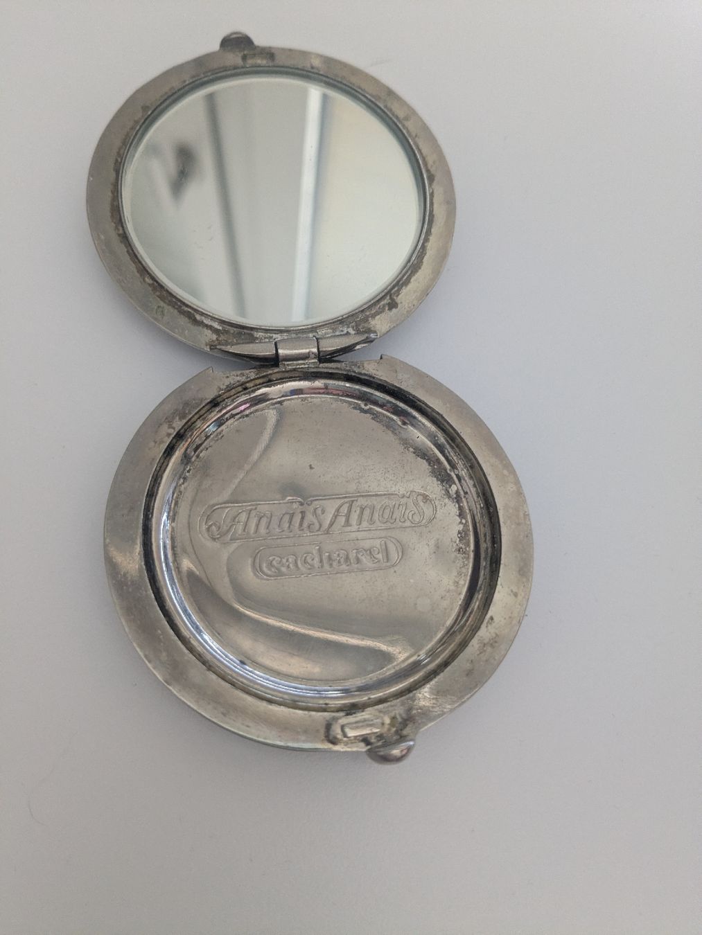 Specchi: Cacharel Anais Anais vintage compact mirror – Usato da Kloten venduto da nad_ys78 2