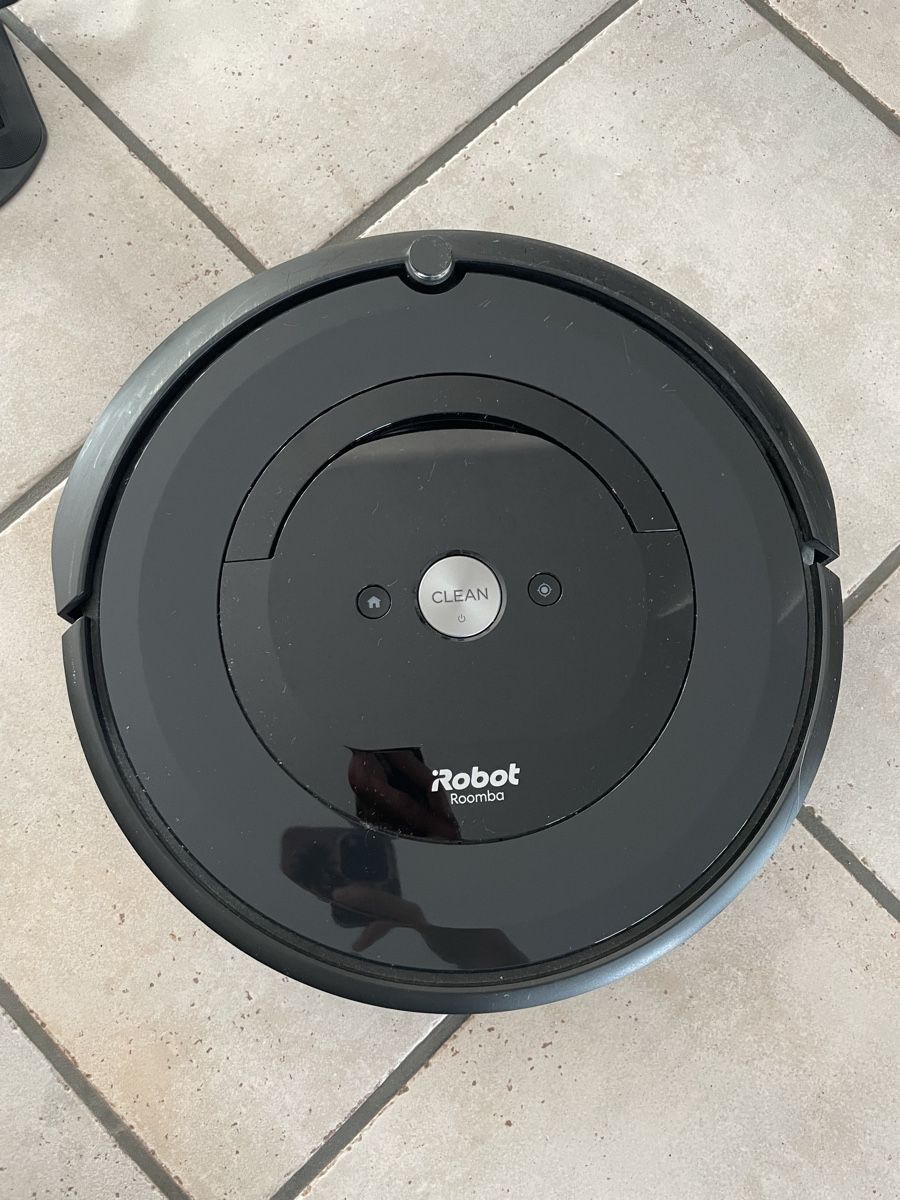 Irobot Aspirateurs & Accessoires: Saugroboter iRobot Roomba e5 mit Ladestation gebraucht – D'occasion à Liestal par Tschoudi