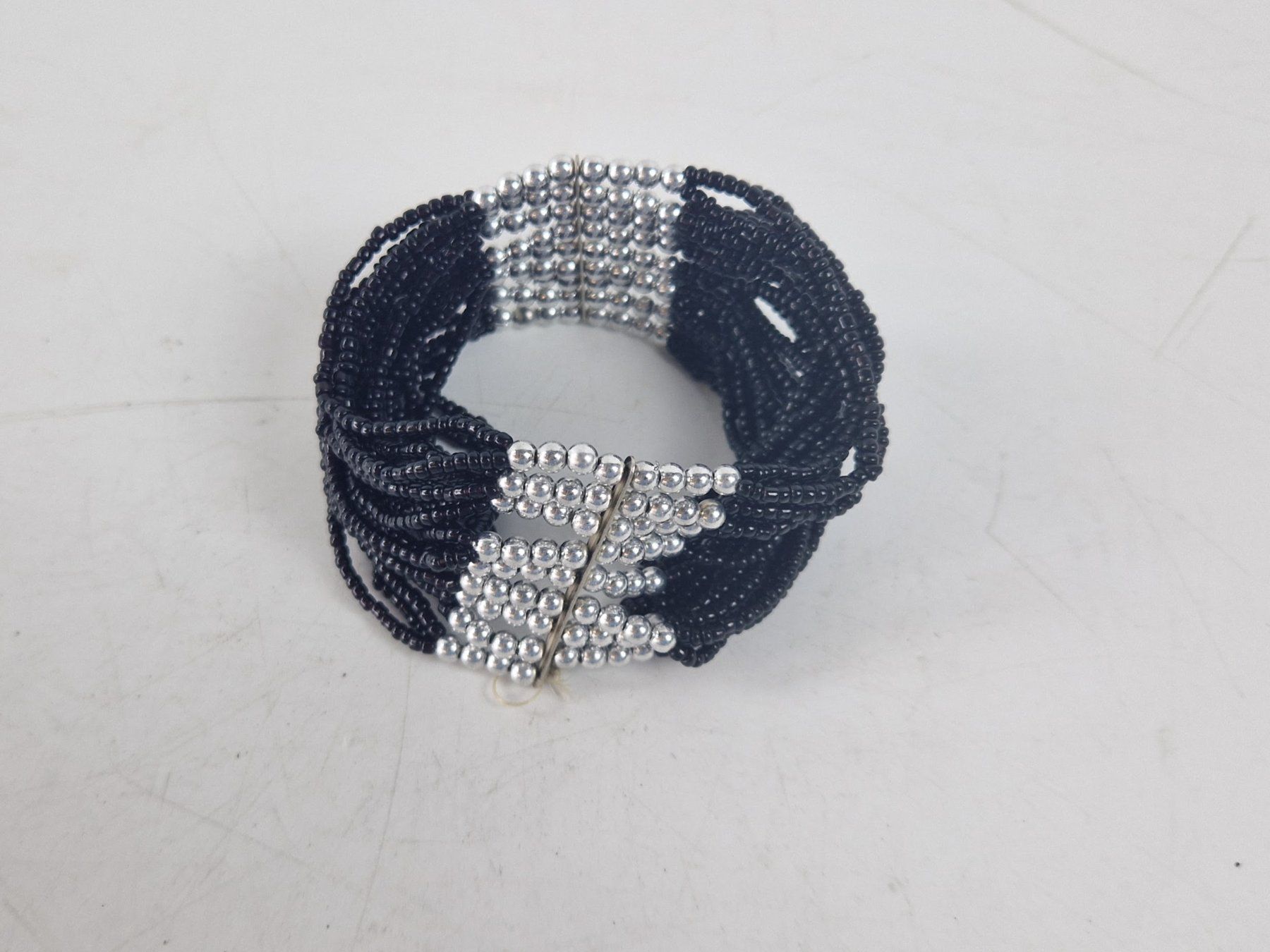 Bracciali & Braccialetti: Armband aus schwarzen und silbernen Glasperlen – Usato da Muhen venduto da Restwert_Muhen 1