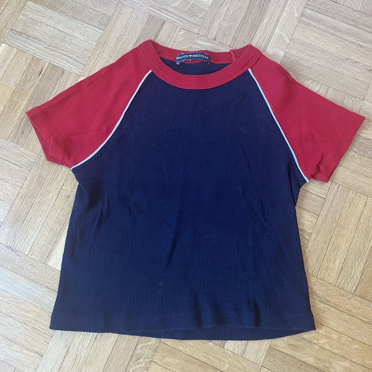 Brandy Melville Tops: T-shirt Brandy Melville taille unique – D'occasion à Vevey par jul_xh6s