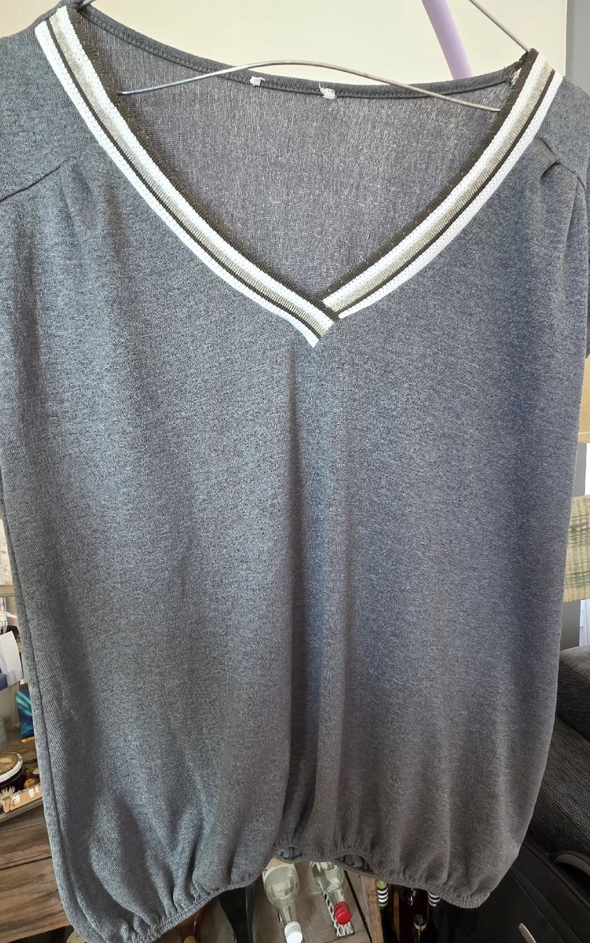 Tops: Tshirt/débardeur taille M/L vert kaki – Gebraucht aus Yverdon-les-Bains von van_dq65 4