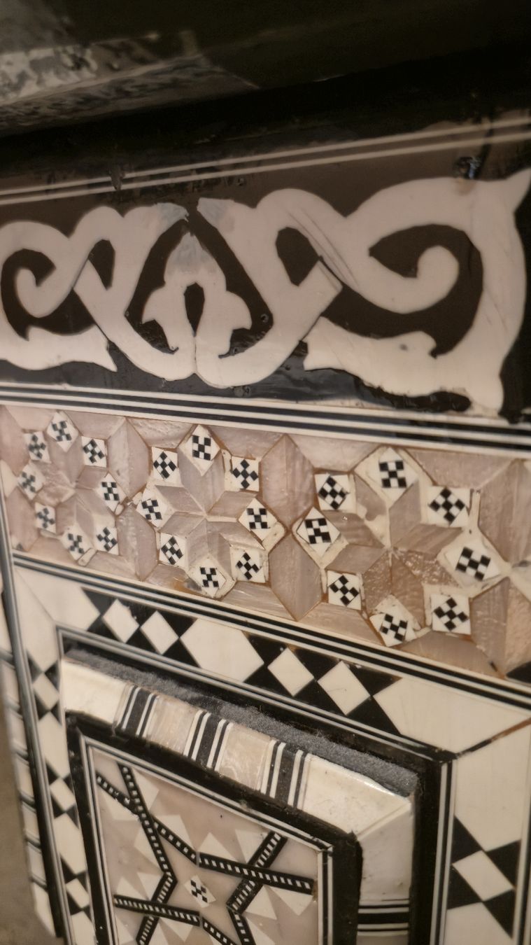 Altro in Decorazioni & Accessori: Orientalischer Beistelltisch, Perlmutt/Knochen – Usato da Widnau venduto da ort_2qxw 2