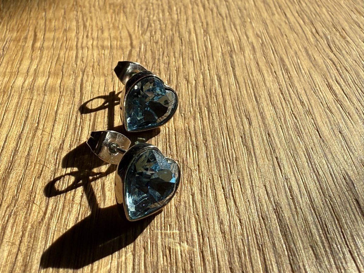 Ohrringe & -stecker: Elegante Silbernfarbene Ohrstecker mit blauen Stein – Gebraucht aus Weiningen ZH von -Adenin- 5