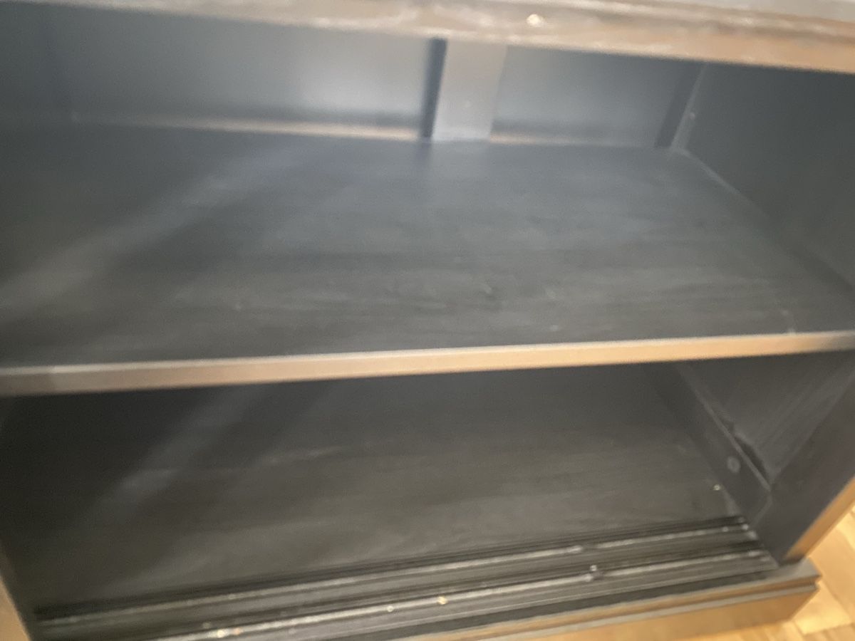 Ikea Mobili TV: Schwarze Vitrine aus Holz mit Glastüre – Usato da Wallisellen venduto da BoeJoe 4
