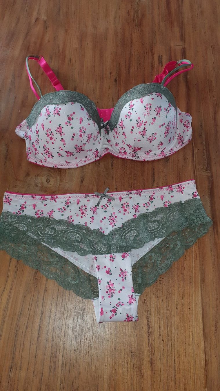 Altra biancheria intima: Romantisches BH und Slip Set Neu 85C 44/46 – Usato da Allschwil venduto da Mani6090