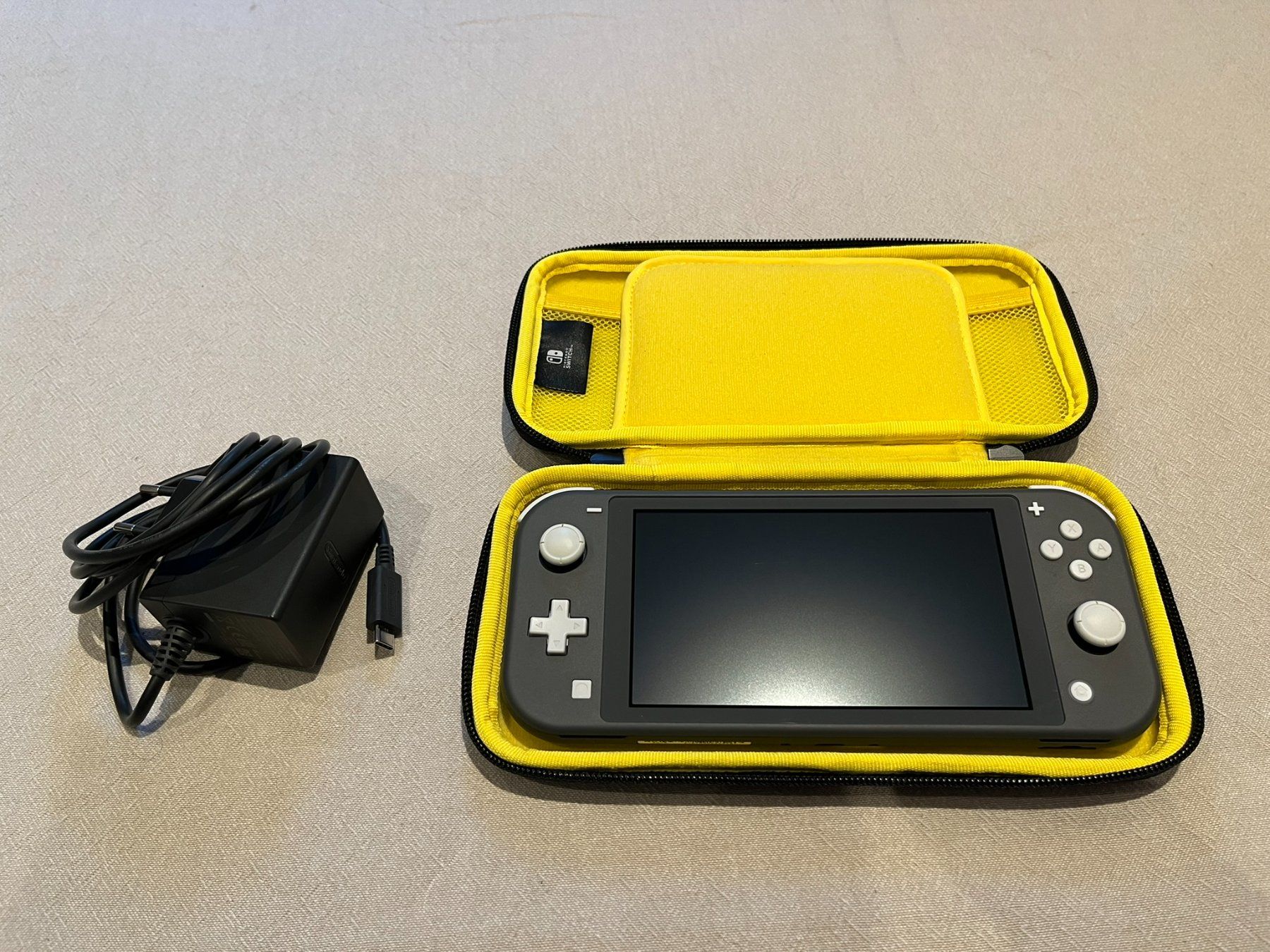 Nintendo Consoles: Nintendo Switch Lite Grau mit Original Ladekabel – D'occasion à Bonstetten par wthomnzy 1