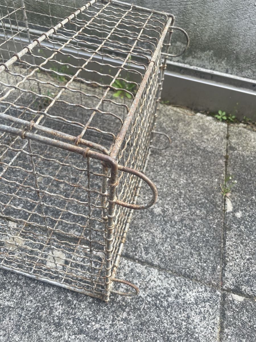 Scaffali: Ancienne Etagère Grillagée en Métal – Usato da Vallamand venduto da Bricbracbroc82 9
