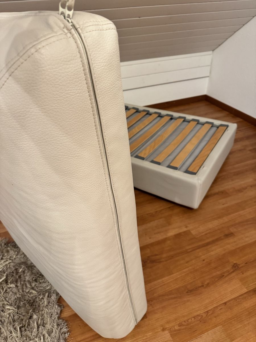 Sofas: Polsterhocker mit Lattenrost beige Lederoptik neuwertig – Gebraucht aus Büttikon AG von jen_g5s9 2