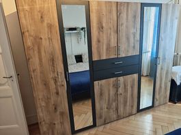 Armoire 
206 cm hauteur 
58 cm profondeur 
