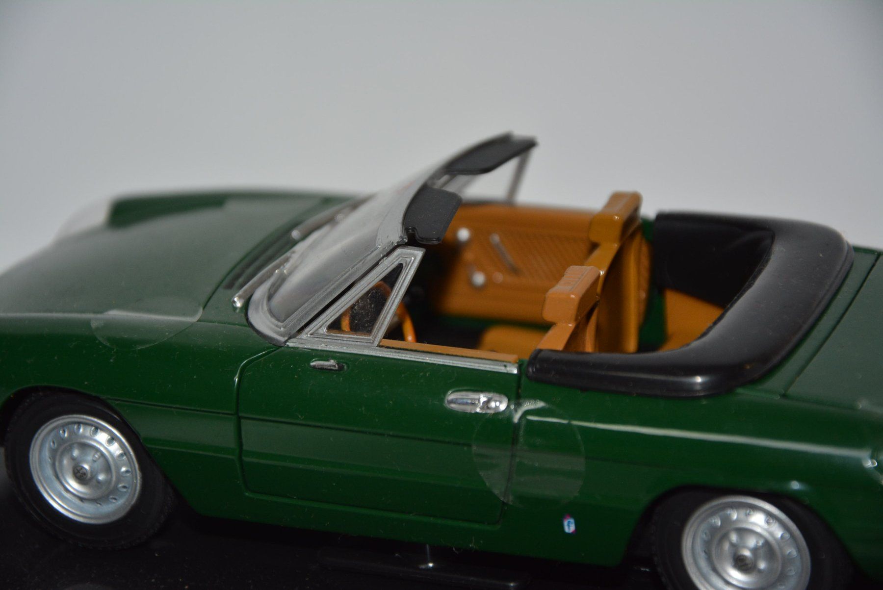 Alfa Romeo Modellini d'auto: Alfa Romeo Spider 2000 Veloce 1971 , 1:24 – Usato da Goldach venduto da Feivel9 7