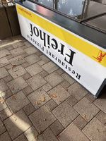 Werbetafel beleuchtet