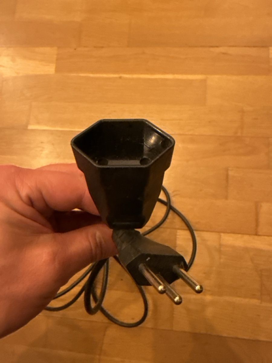 Cavi: Schwarzes Stromkabel mit Stecker Typ J - Top Zustand! – Usato da Basel venduto da mik_tm6m 2