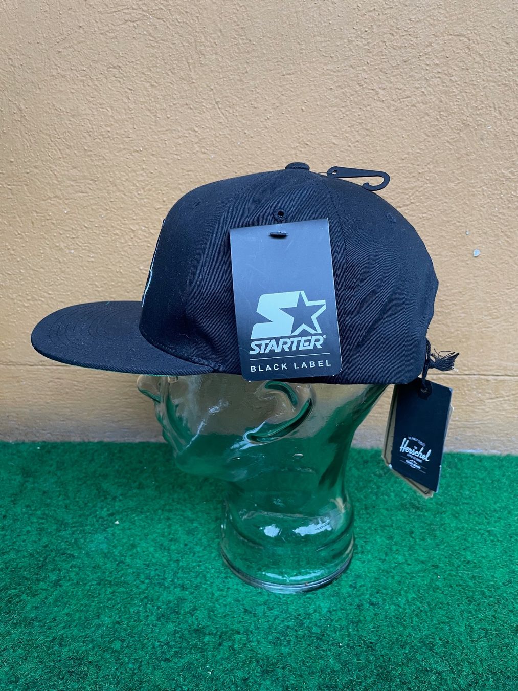 New Era Copricapi, berretti & cappellini: Herschel New Era Snapback New with Tag – Nuovo e nell'imballaggio originale da Zürich venduto da le_souk 1