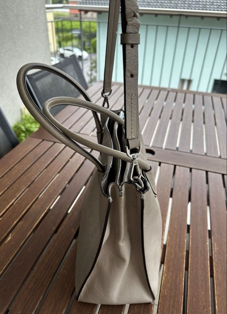 Michael Kors Borse da donna: Michael Kors Leder Handtasche Grau-Taupe – Usato da St. Gallen venduto da lfs_nxl8 4