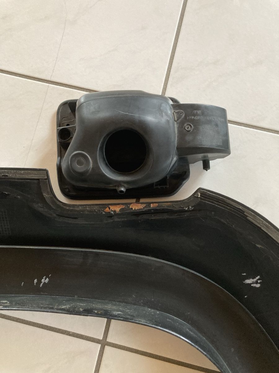 Tutti pezzi di ricambio auto: VW Amarok original Radlaufabdeckung – Usato da Vorderthal venduto da Komisar 2