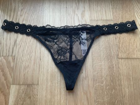 Victoria’s Secret Lace V-String Thong S NEW
