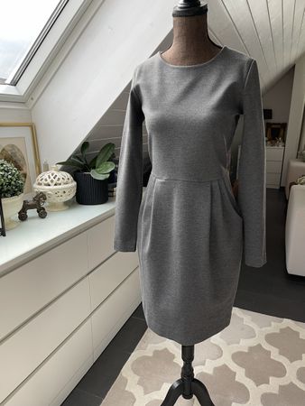Hallhuber – elegantes graues Etuikleid mit langen Ärmeln