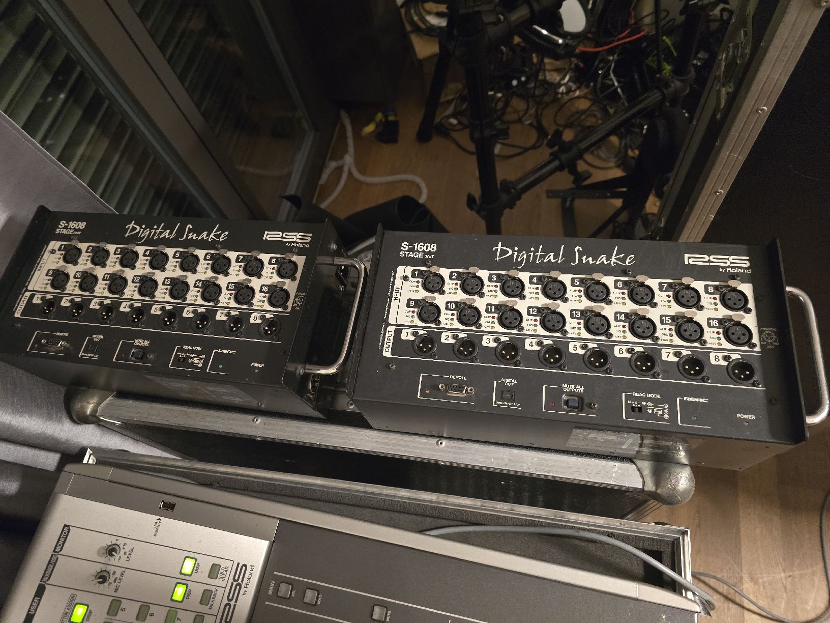 Console di mixaggio: ROLAND M-400 48-Channel Live Digital Mixing Console + Case – Usato da Zürich venduto da Roy-Events-Zurich 4