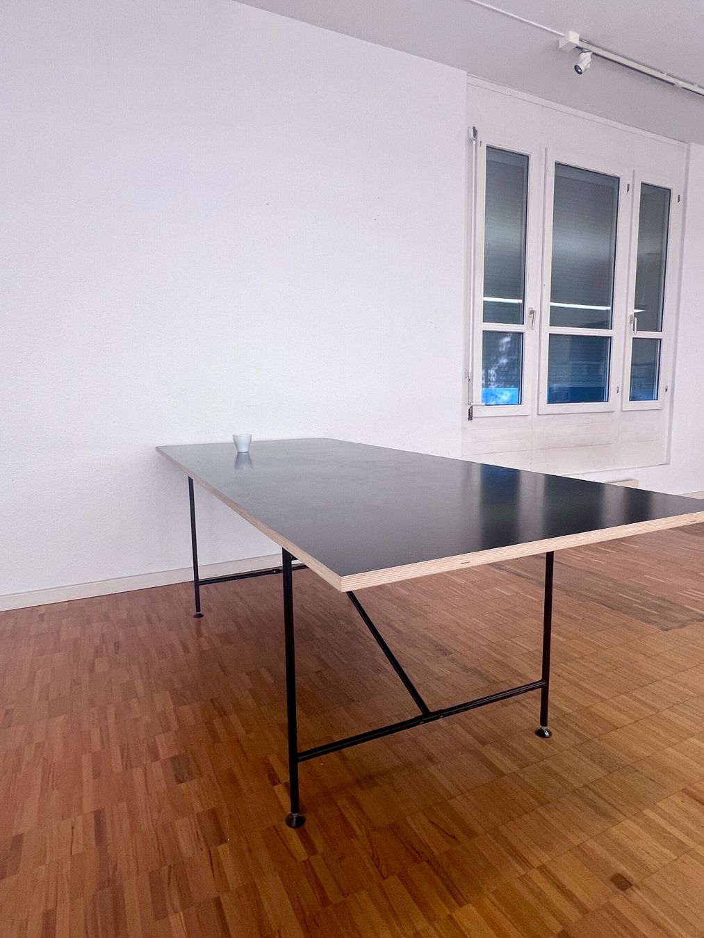 Richard Lampert Bureaux: Tischgestell Eiermann mit Tischplatte aus Sperrholz – D'occasion à Zürich par wme_n5yf
