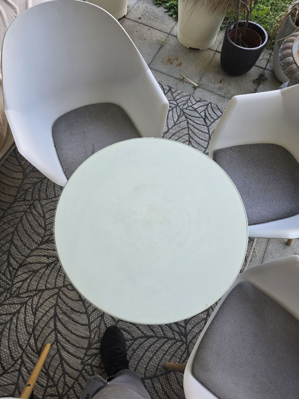 Set di tavolo e panche: Gartentisch rund weiss mit 4 Stühlen weiss  – Usato da Rorschach venduto da TimelessTrading 3