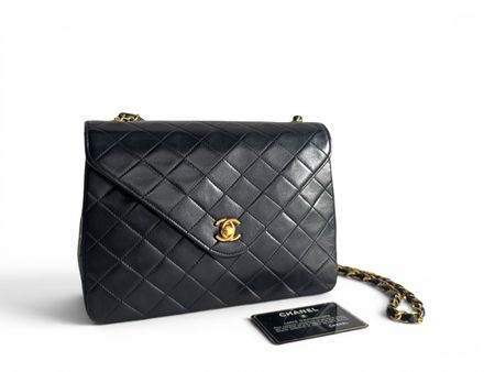 CHANEL Lambskin Diamond Stitch Envelope Single Flap Tasche