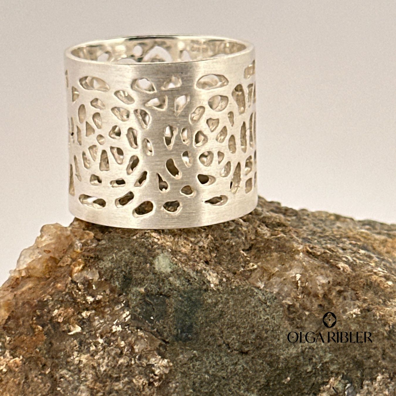Olga Ribler Anelli: Breiter Silberring matt gemustert modern 19 mm – Nuovo (secondo la descrizione) da Luzern venduto da Schmuckoutlet 2