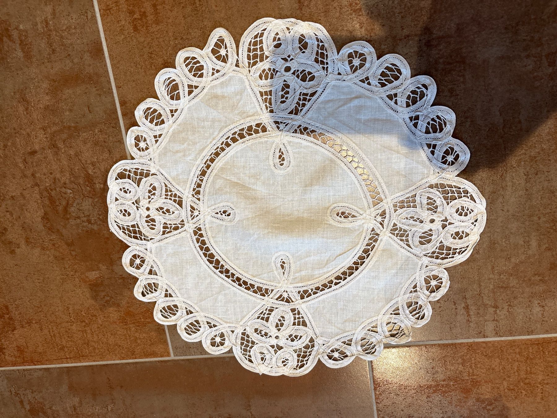 Tutte le decorazioni: Handgesticktes Deckchen, runde Tischdeko – Usato da Bülach venduto da Jackybabue 1