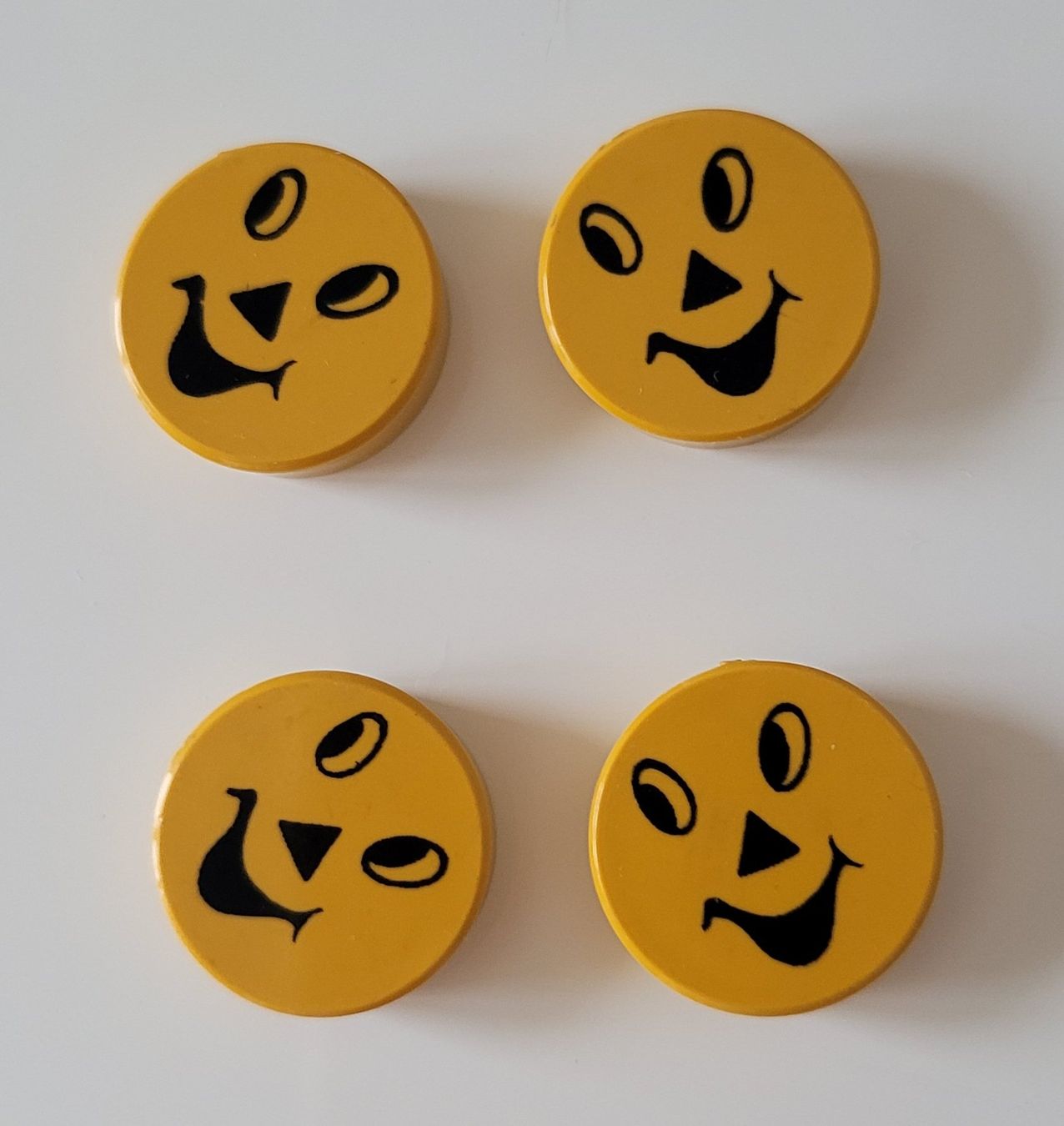 Magnete: 4 kleine smiley Magnete – Gebraucht aus Zürich von fourpaws