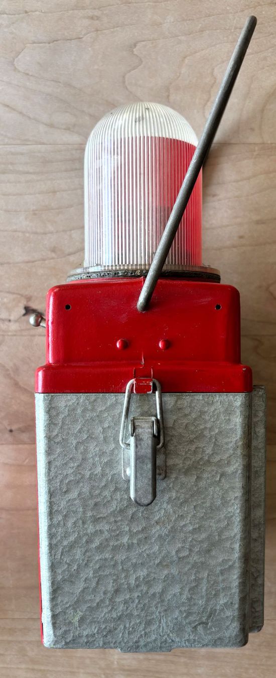 Lampade: Baustellenlampe, rot, LE CARBONE, antik – Usato da Füllinsdorf venduto da Bubnik 3