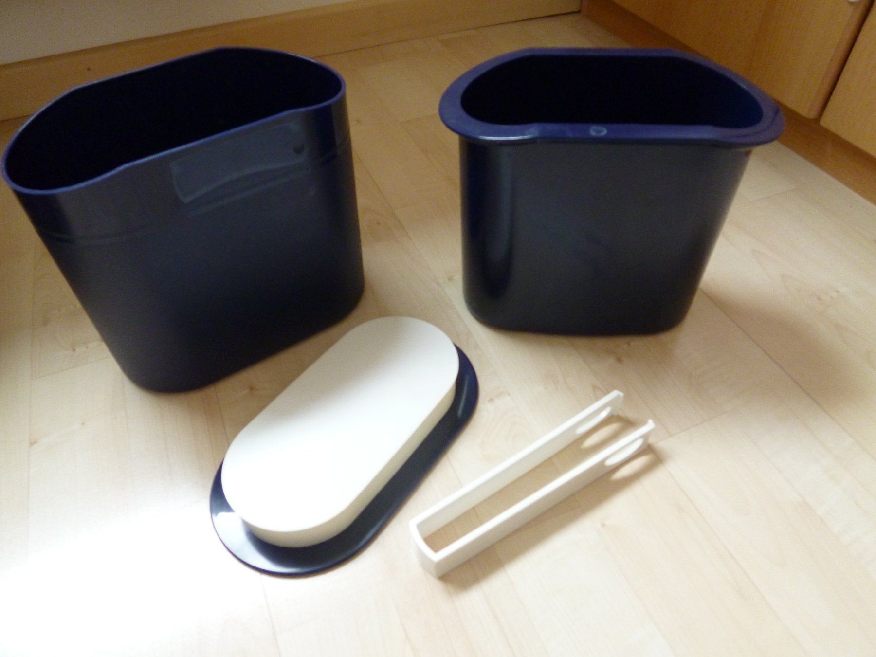 Tupperware Contenitori & Simili: Eiswürfelbehälter Tupperware, Eiskönig   blau 4-teilig – Usato da Dättlikon venduto da Mamakuga 2