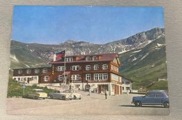 AK Malbun Alpen-Hotel mit alten Autos und Passanten
