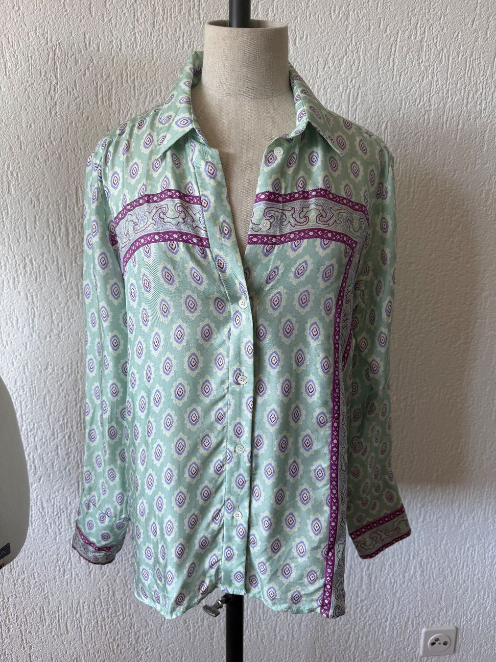 Sandro Blusen: Sandro Bluse Grösse 3 mintfarben gemustert – Gebraucht aus Nidau von Preloved_Nidau
