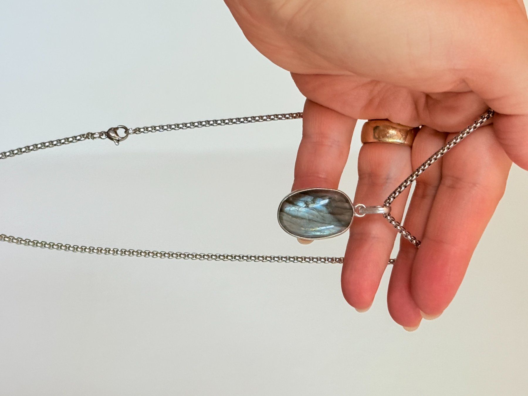 Catenine: Pendentif Labradorite et chaîne. Oval. – Nuovo e nell'imballaggio originale da Genève venduto da AWWA 7
