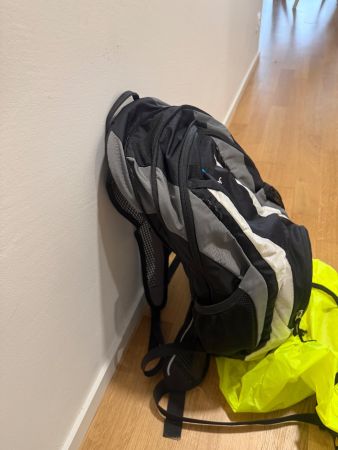 Deuter Rucksack schwarz grau mit Regenschutz guter Zustand