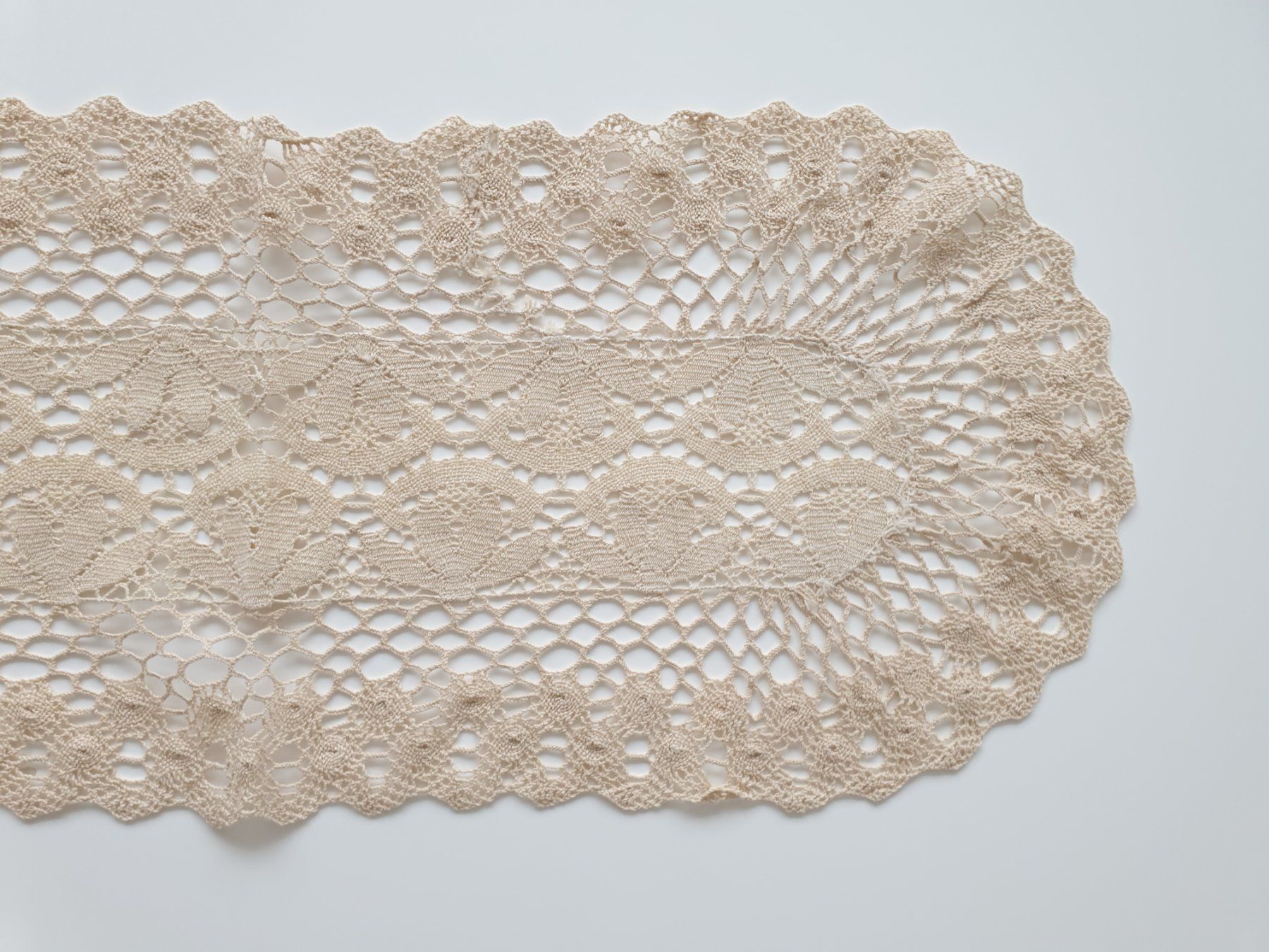 Altra biancheria da tavola: Spitzendeckchen Spitzendeckeli Klöppelspitze 63 x 22cm antik – Usato da Gossau ZH venduto da LeoniesDeko 2