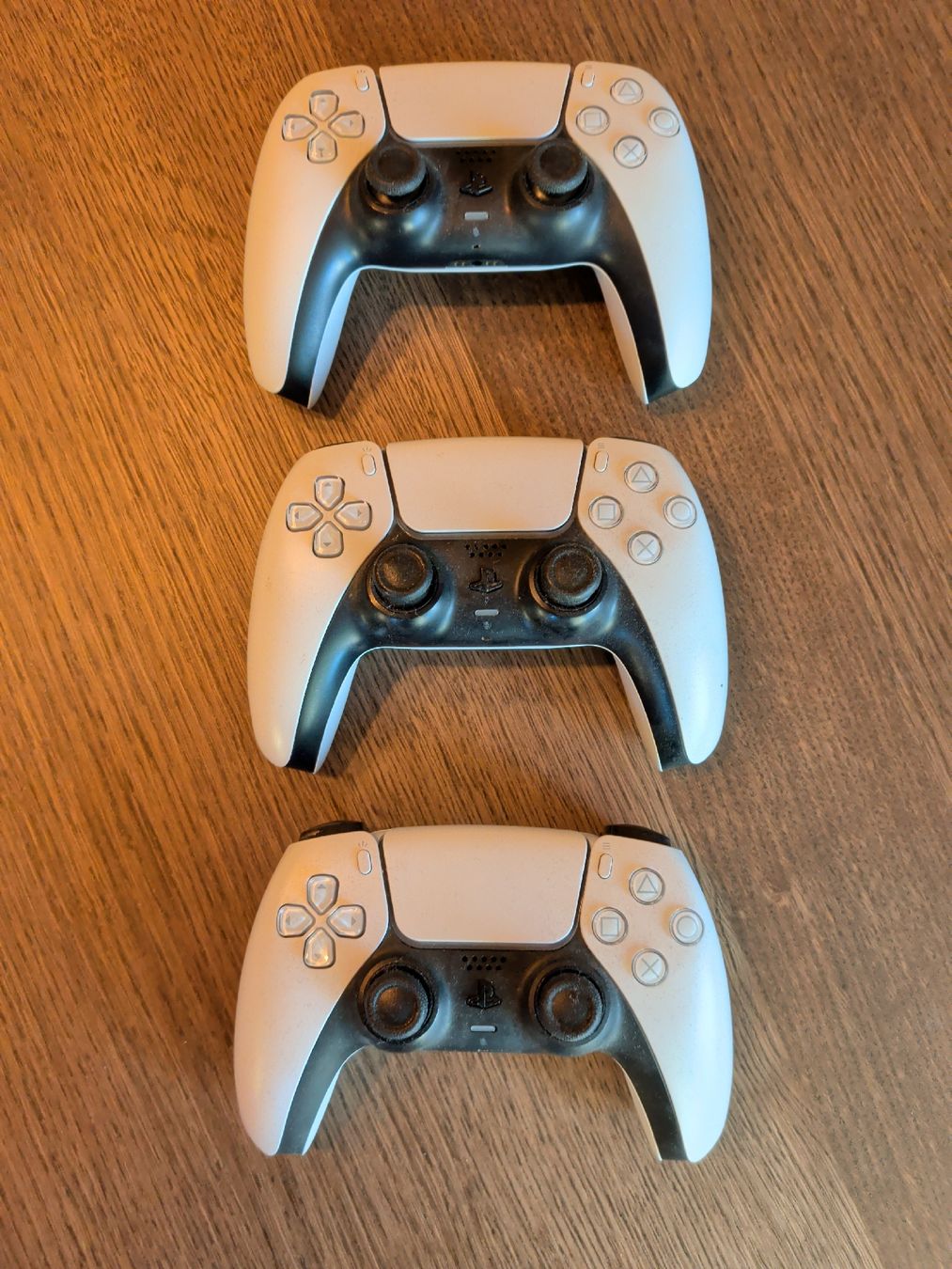Sony Manettes: 3 Dualshock-Controller (PS5) – D'occasion à Oberstammheim par Jartman