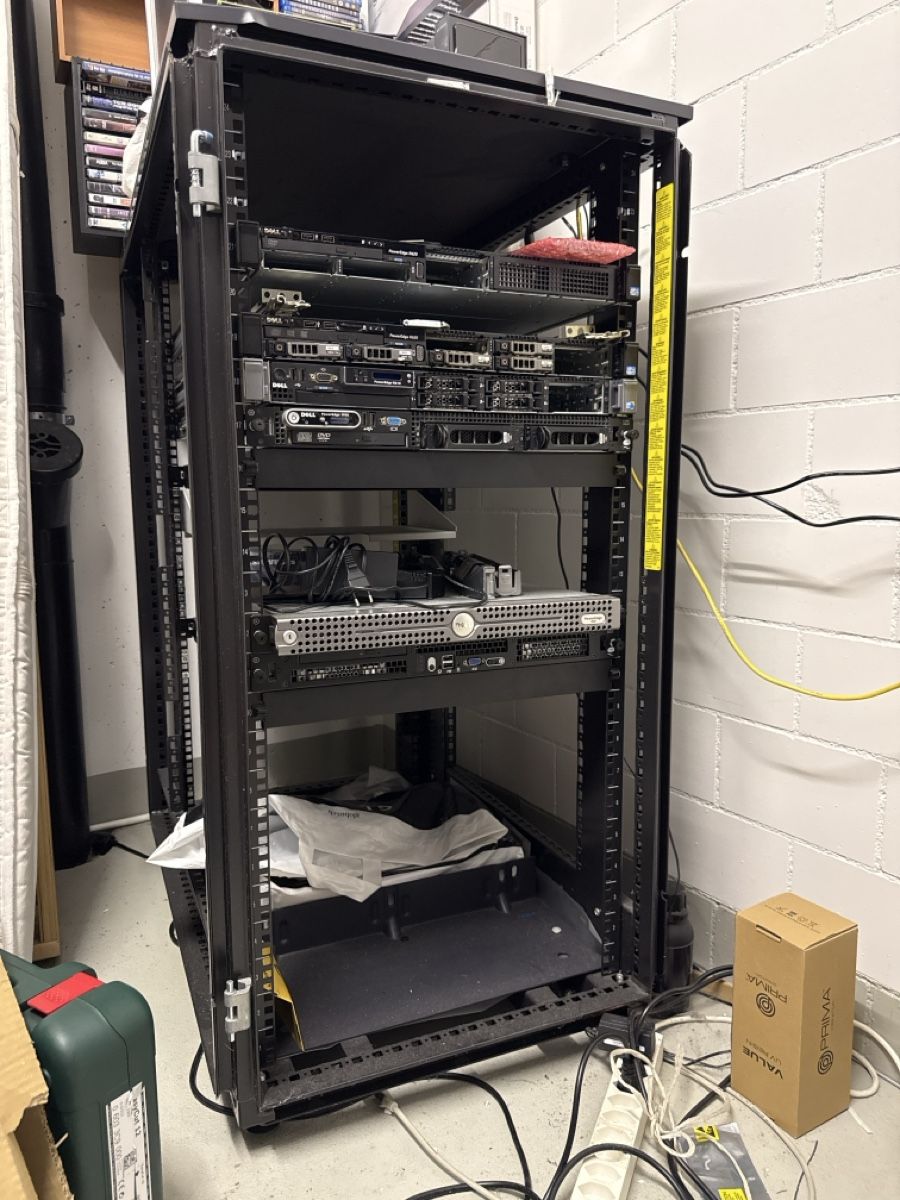 Racks & Ständer: 24 HE Server-Rack – Gebraucht aus Brütten von MachineHead75