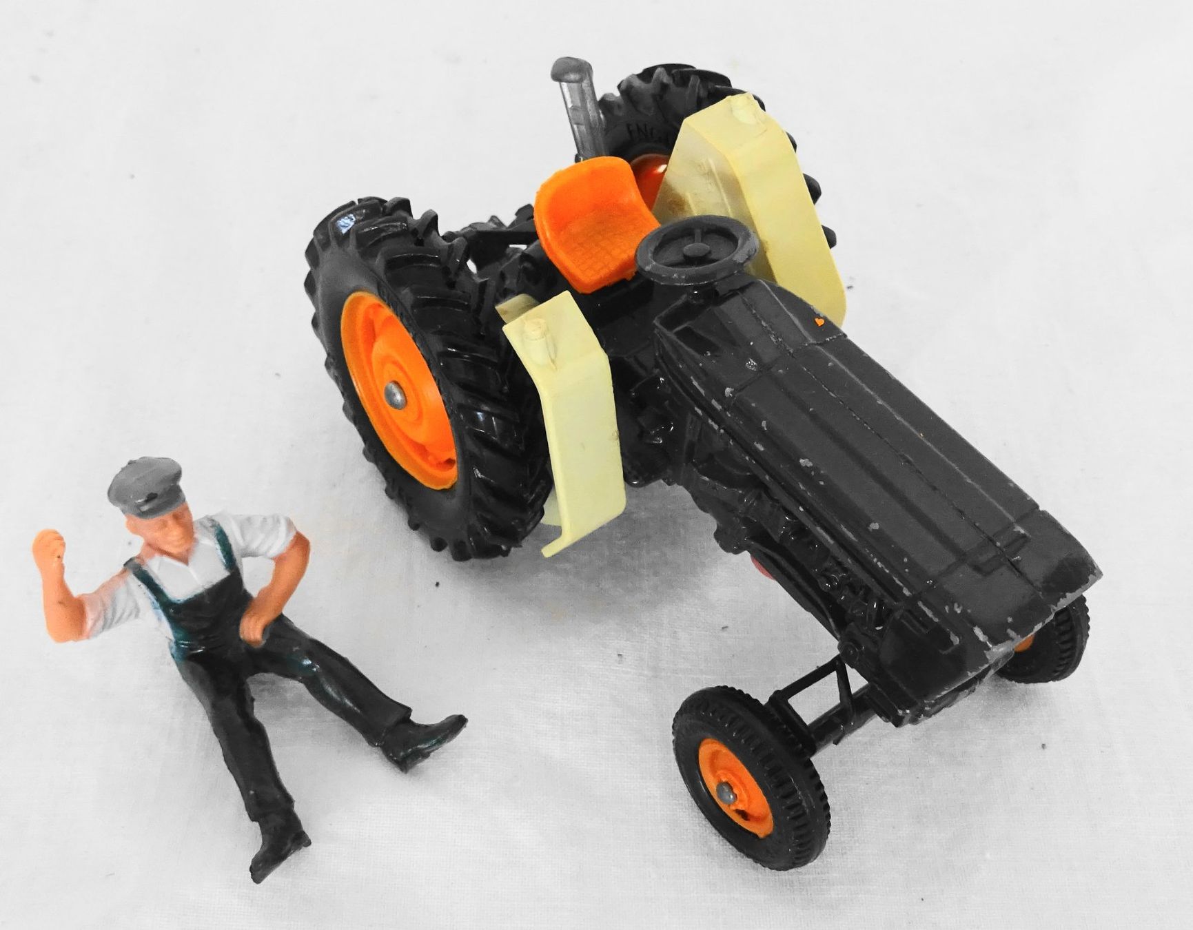 Britains Kit di modellismo & Modellini statici: Britains Ltd. Traktor mit Figur, Oldtimer Rarität – Usato da Zürich venduto da Connie8 3