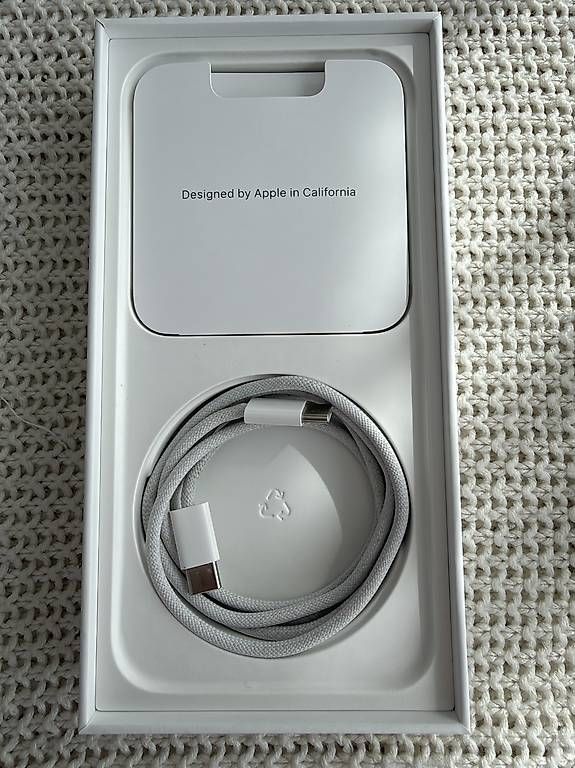 Apple Telefoni cellulari / Smartphones: iPhone 15 Pro Max 256GB – Usato da Leytron venduto da airlines00 2