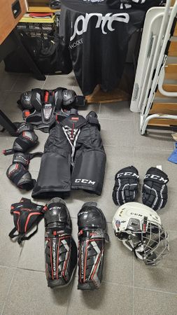 Eishockeyausrüstung CCM, eine Saison alt, wie neu