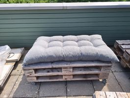 Paletten Lounge mit Kissen