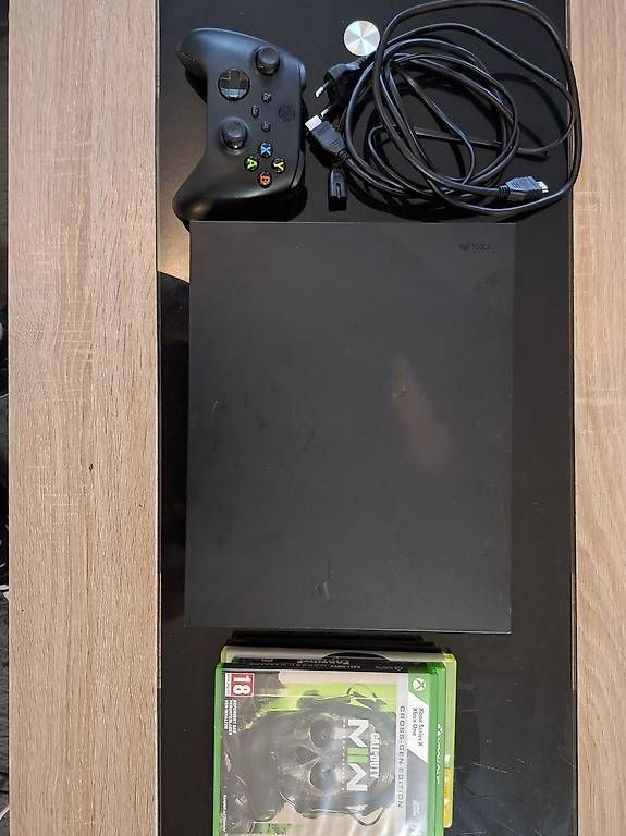 Console: XBOX ONE X mit 3 games (VB) – Usato da Waldenburg venduto da nic_8fl8