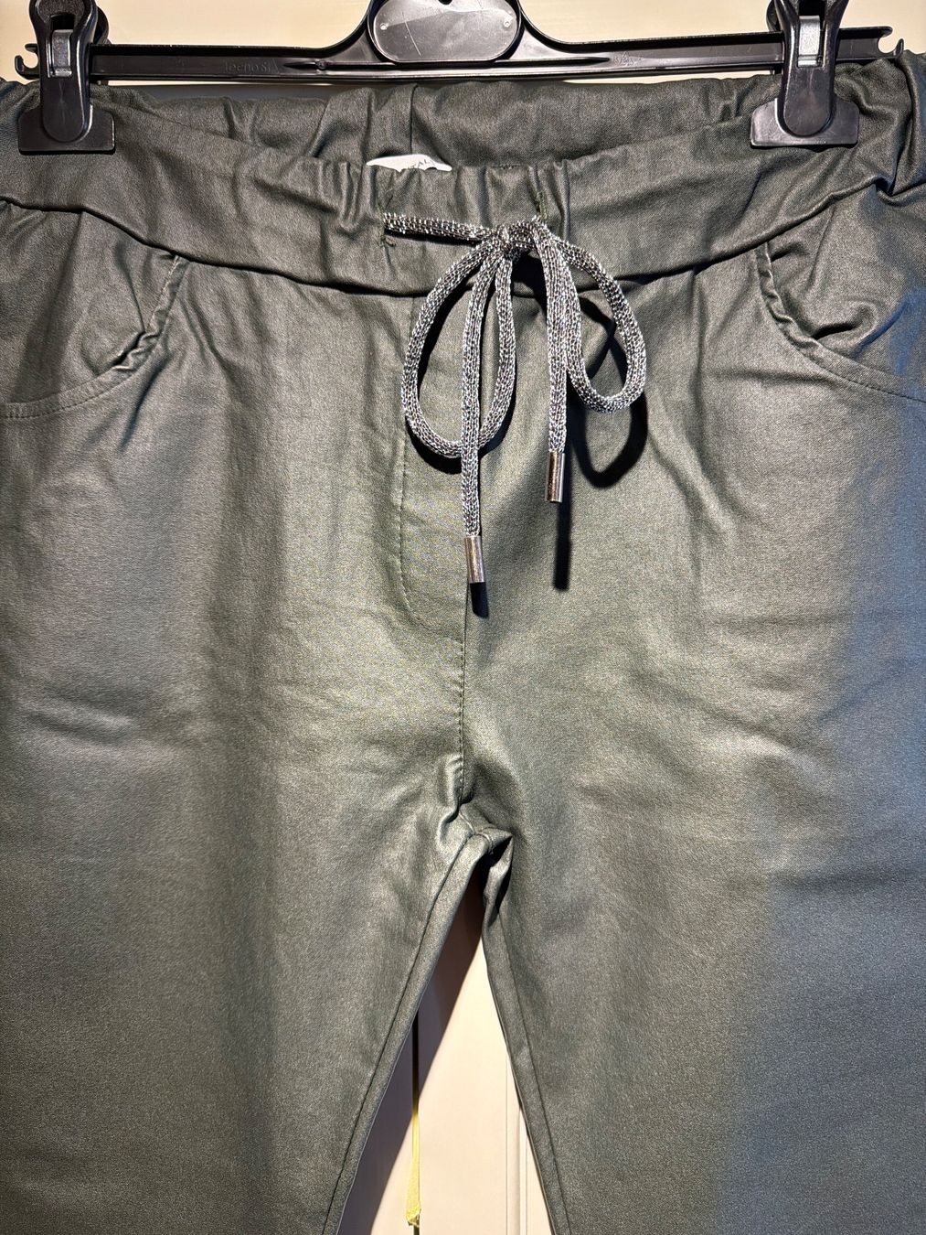 Pantalons: DAMENHOSE LEDEROPTIK-OLIVGRÜN – Neuf avec emballage d'origine à Meienried par ManuelaBoutique 2